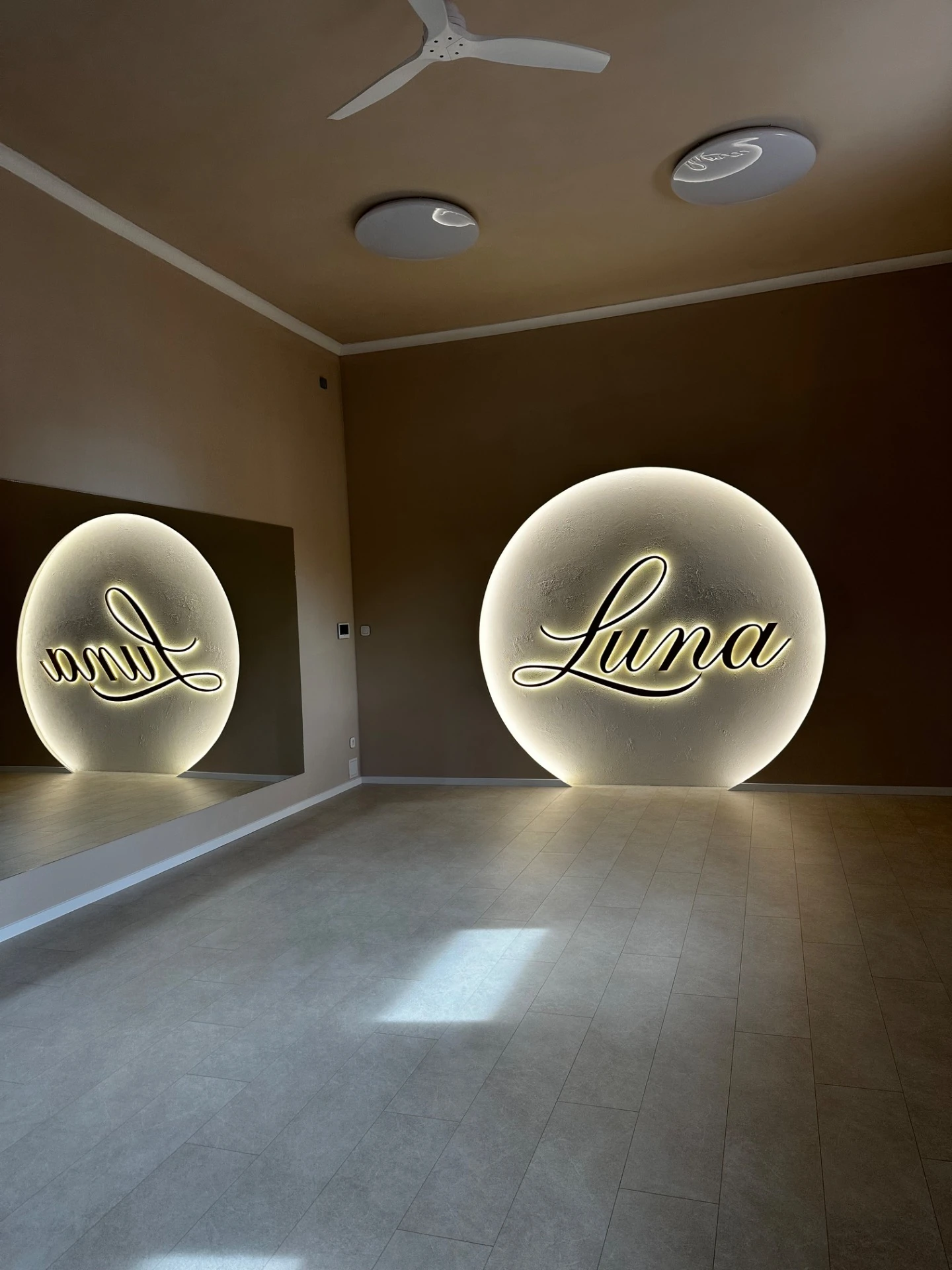 Világító Luna Art of Pilates falilogók a stúdióban – arculattervezés