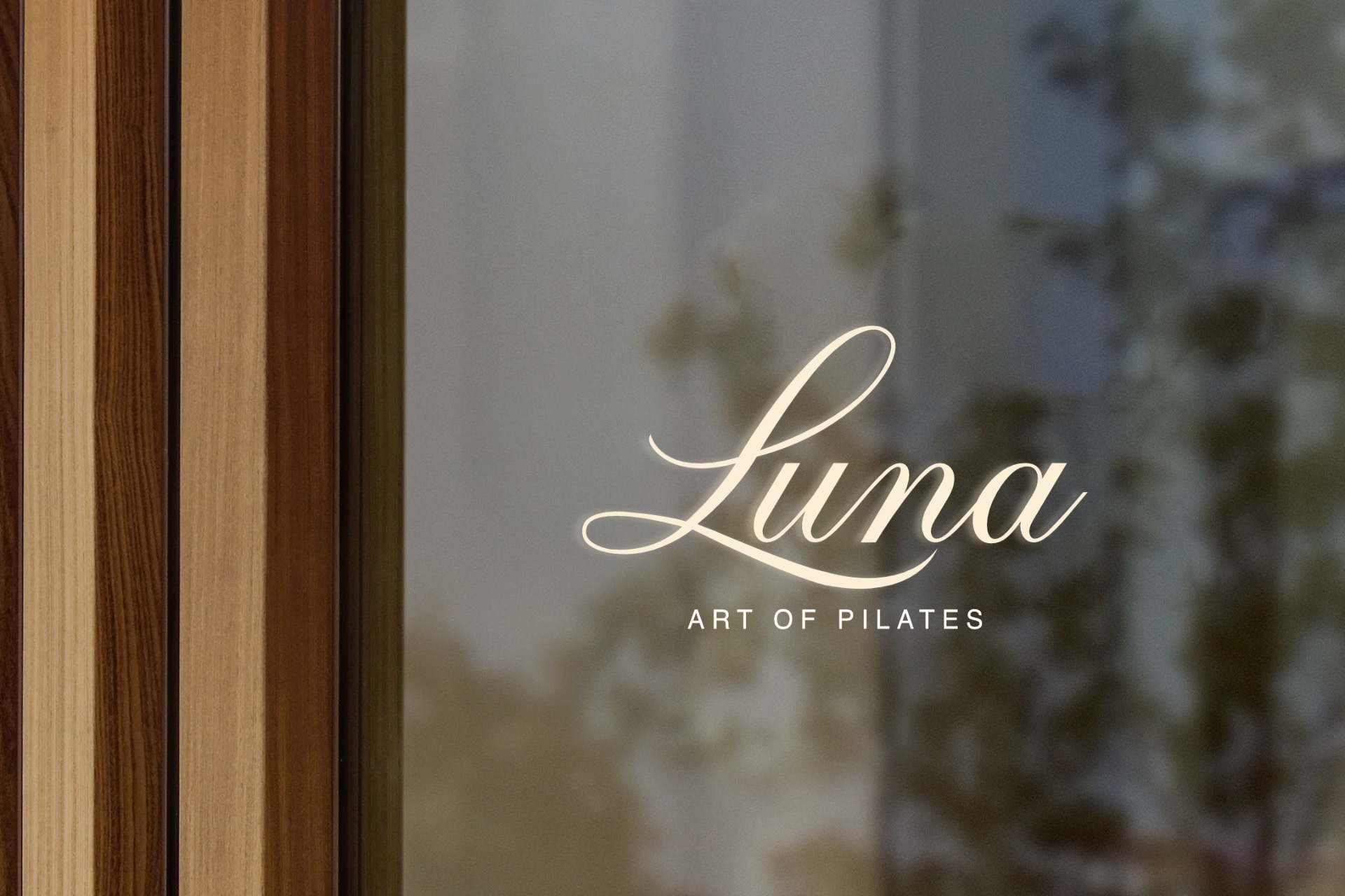 Luna Art of Pilates logó üvegfelületen – logótervezés