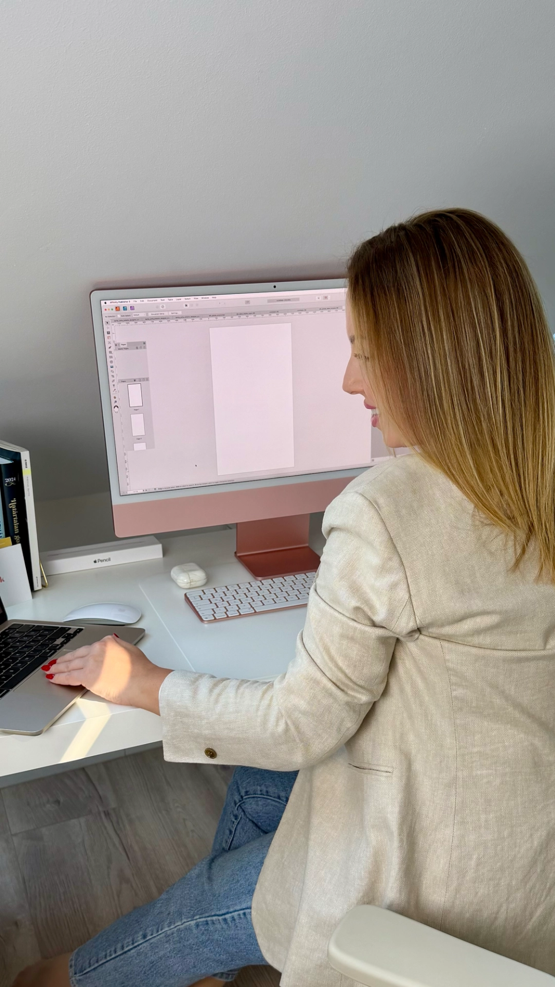 Benes Andrea weboldalt tervez a monitor előtt