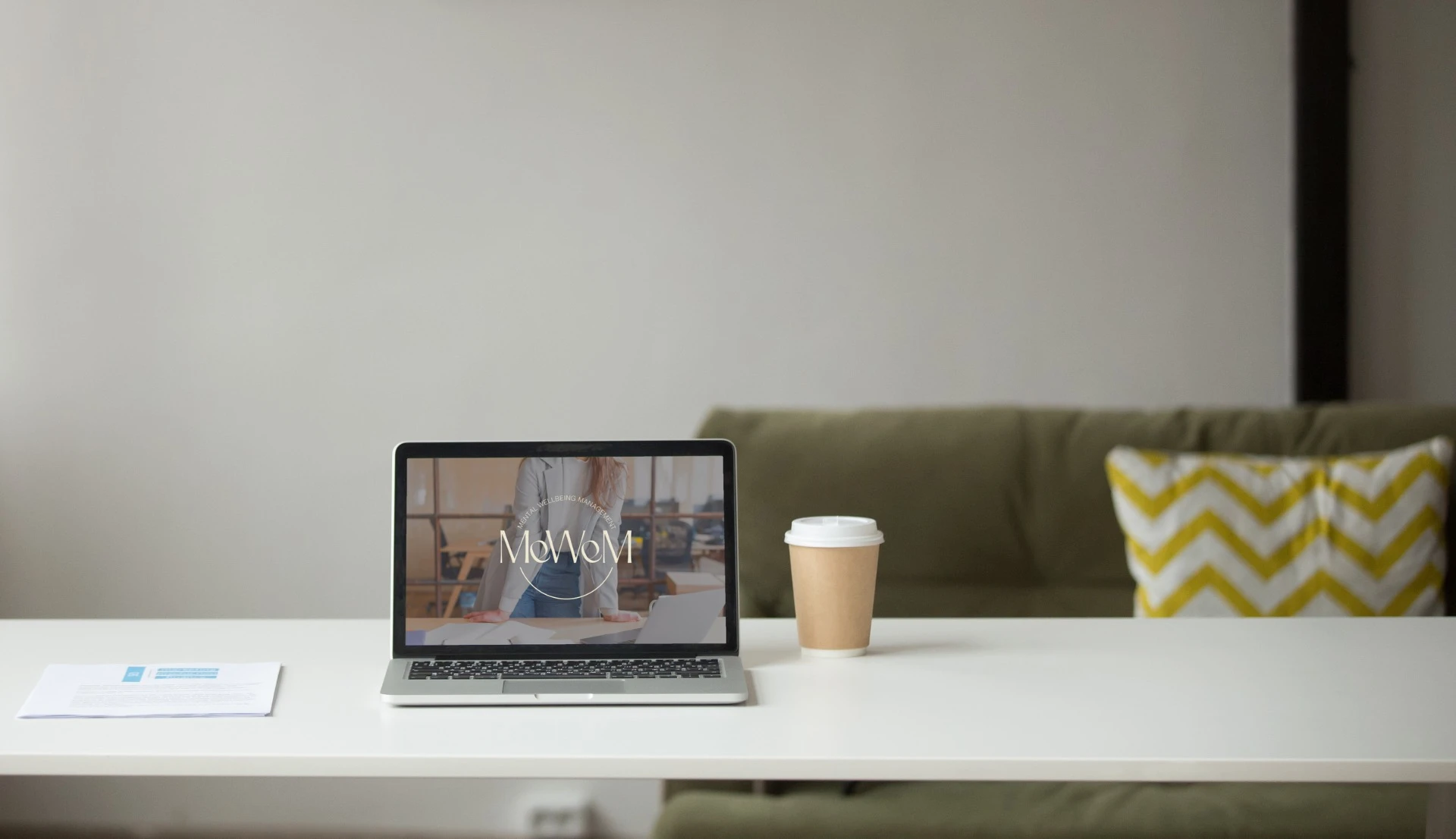 Weboldal laptopon egy világos íróasztalon