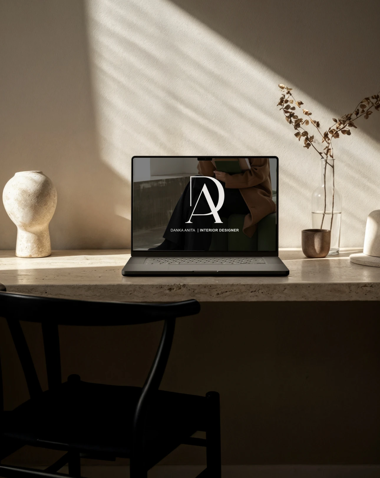 Danka Anita belsőépítész weboldala laptopon – webdesign referencia