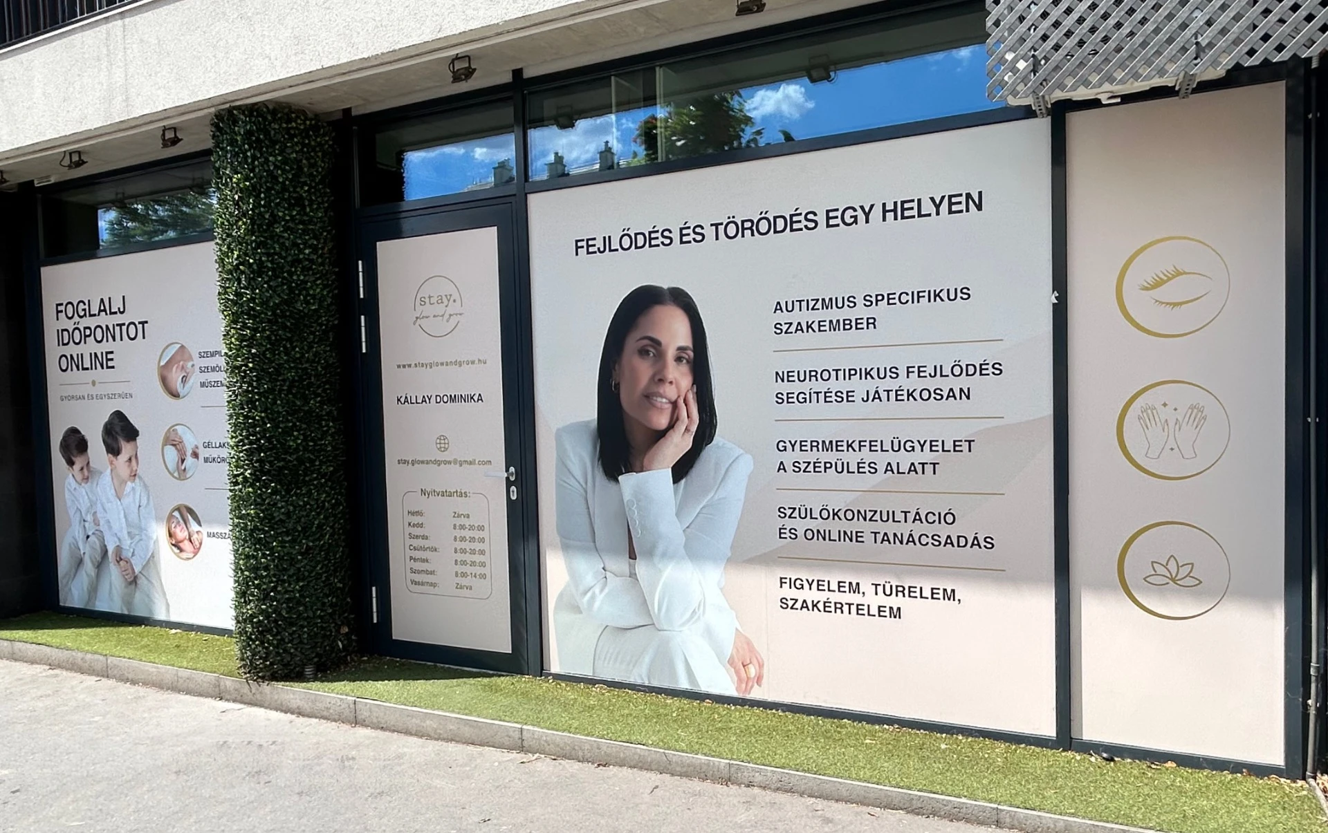 A STAY szalon kirakata az arculati grafikákkal