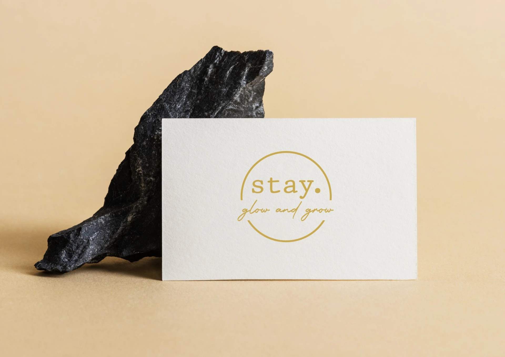 Stay. glow and grow logó névjegykártyán – logótervezés