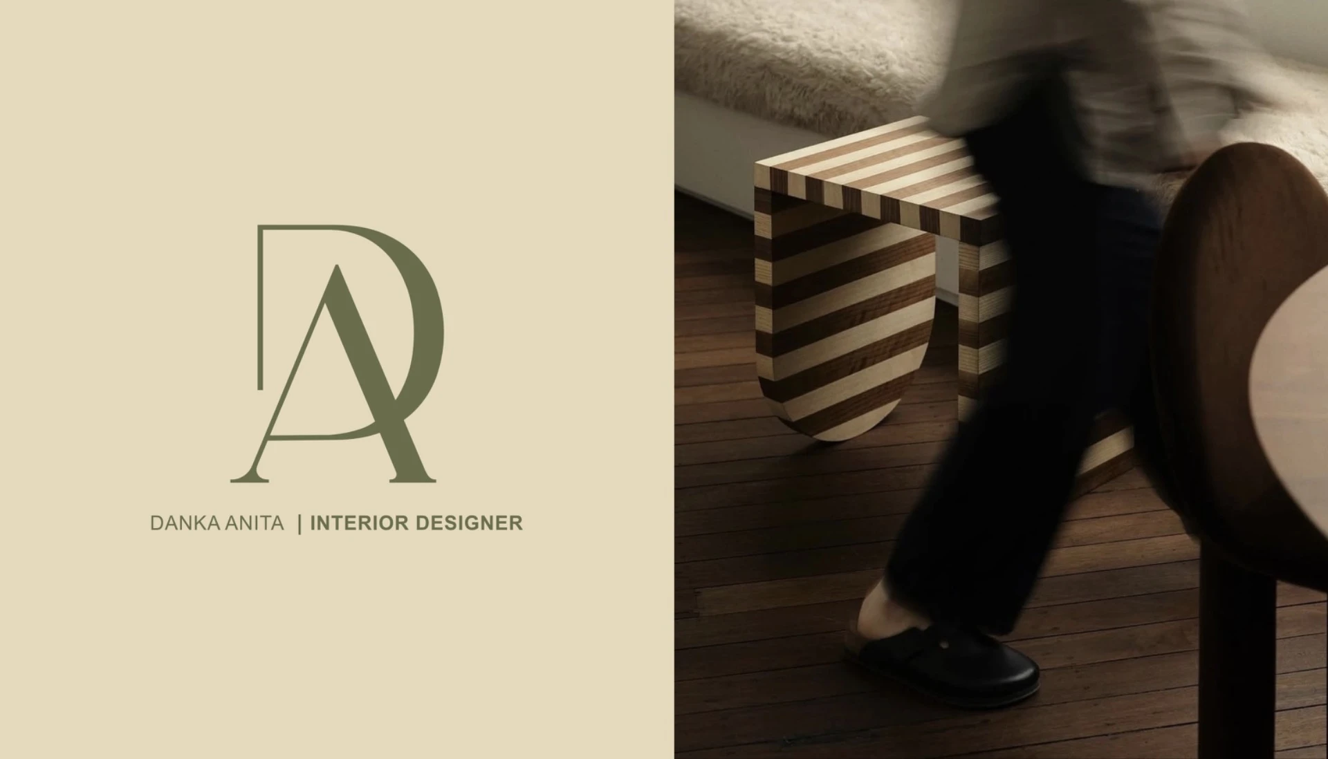 Danka Anita interior designer DA monogramos logója és egy csíkos fa pad