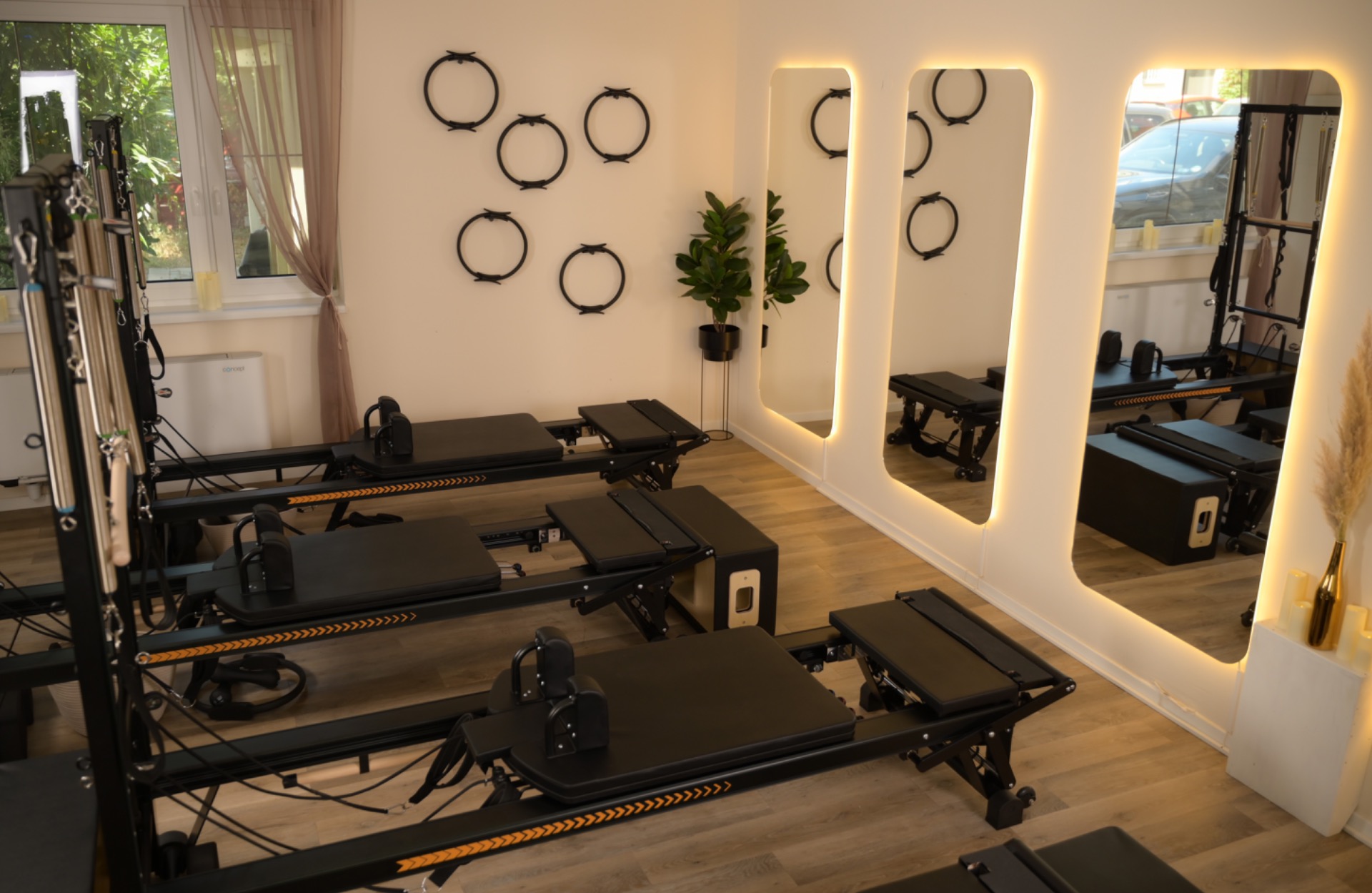 Az M·S Pilates reformer terme világító tükrökkel