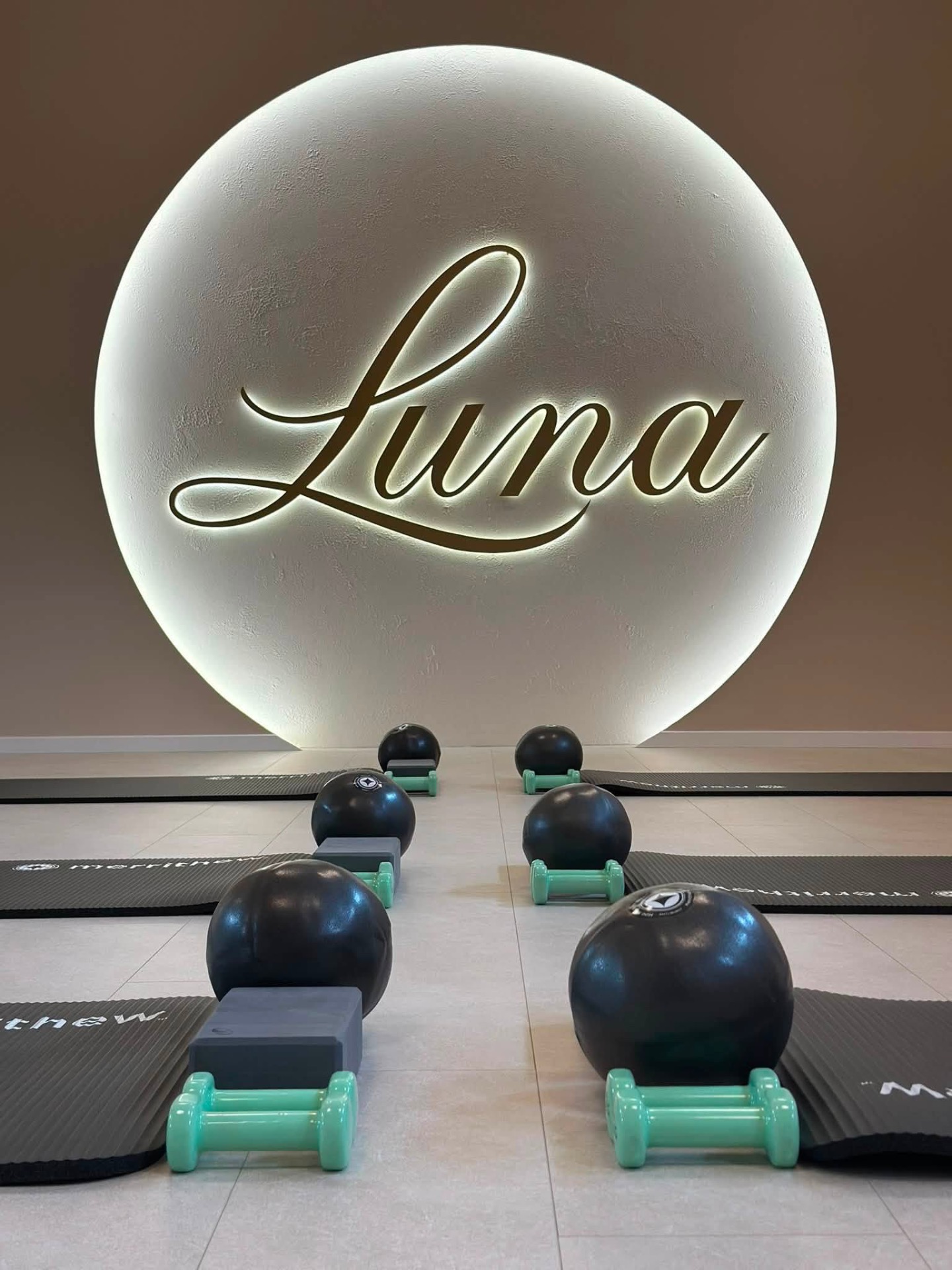 Világító Luna falilogók egy pilatesstúdió belső terében