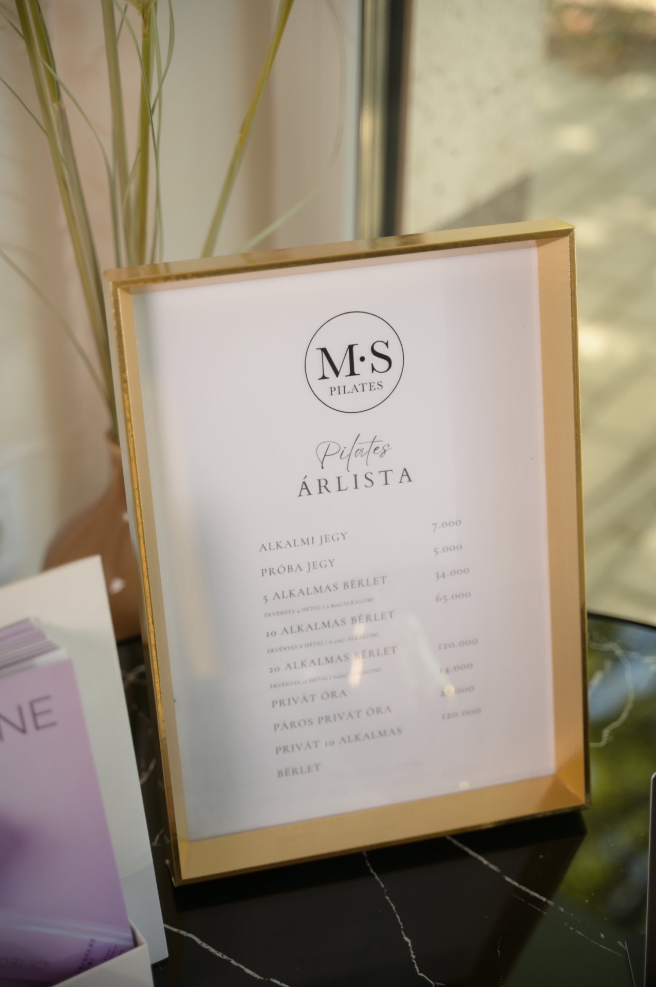 Az M·S Pilates árlistája arany keretben
